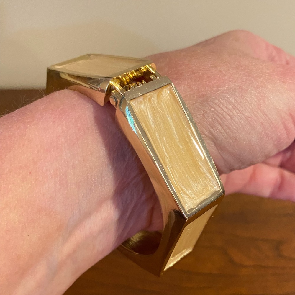 Vintage heavy golden dangle, hinged bracelet with rectangular enameled sides - Picture 11 of 12